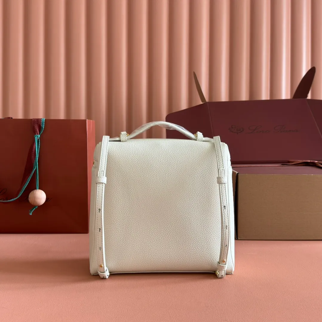 p1360💋💋💋【Original leather all-steel configuration counter complete package】Loro pianaExtra Pocket L23.5 Backpack Calfskin/Goods This Extra Pocket soft calfskin backpack has a unique trapezoidal appearance. A hint of natural grain gives the backpack character and enhances the softness of the leather. The practical design makes it the ideal accessory for busy everyday life. Dimensions: Length 21✖️Height 23.5✖️Width 8cm Dimensions are measured manually, please understand if there are slight errors Leather handle with shoulder strap Two-way zipper closure, zipper pull embellished with MY Charms pendant